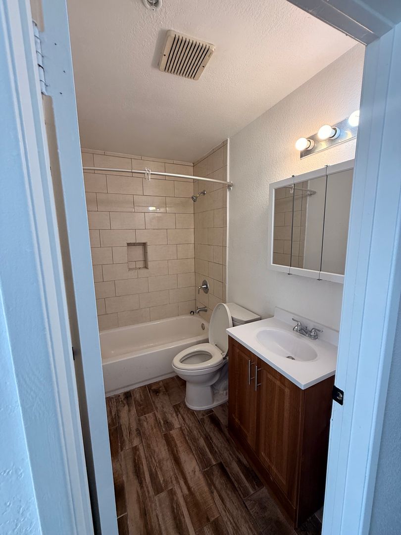 Inglewood Apartment: 214 E. Hyde Park Blvd