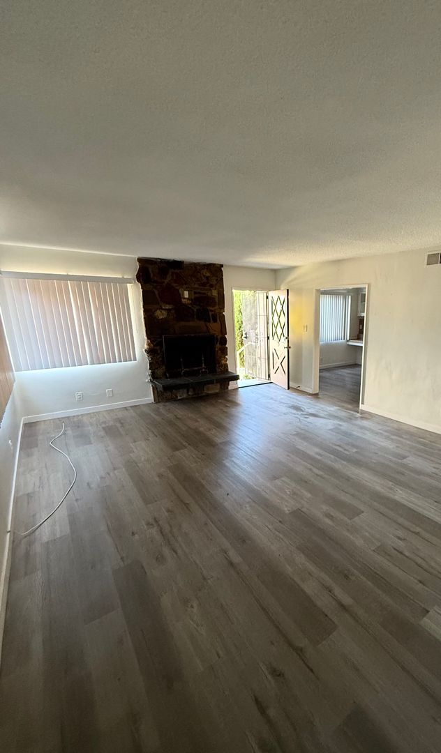 Hawthorne Apartment: 11529 York Ave