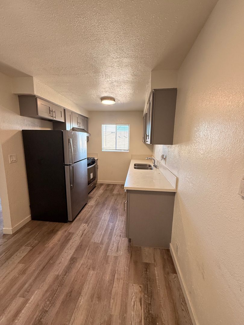 Hawthorne Apartment: 13520 Lemoli Ave