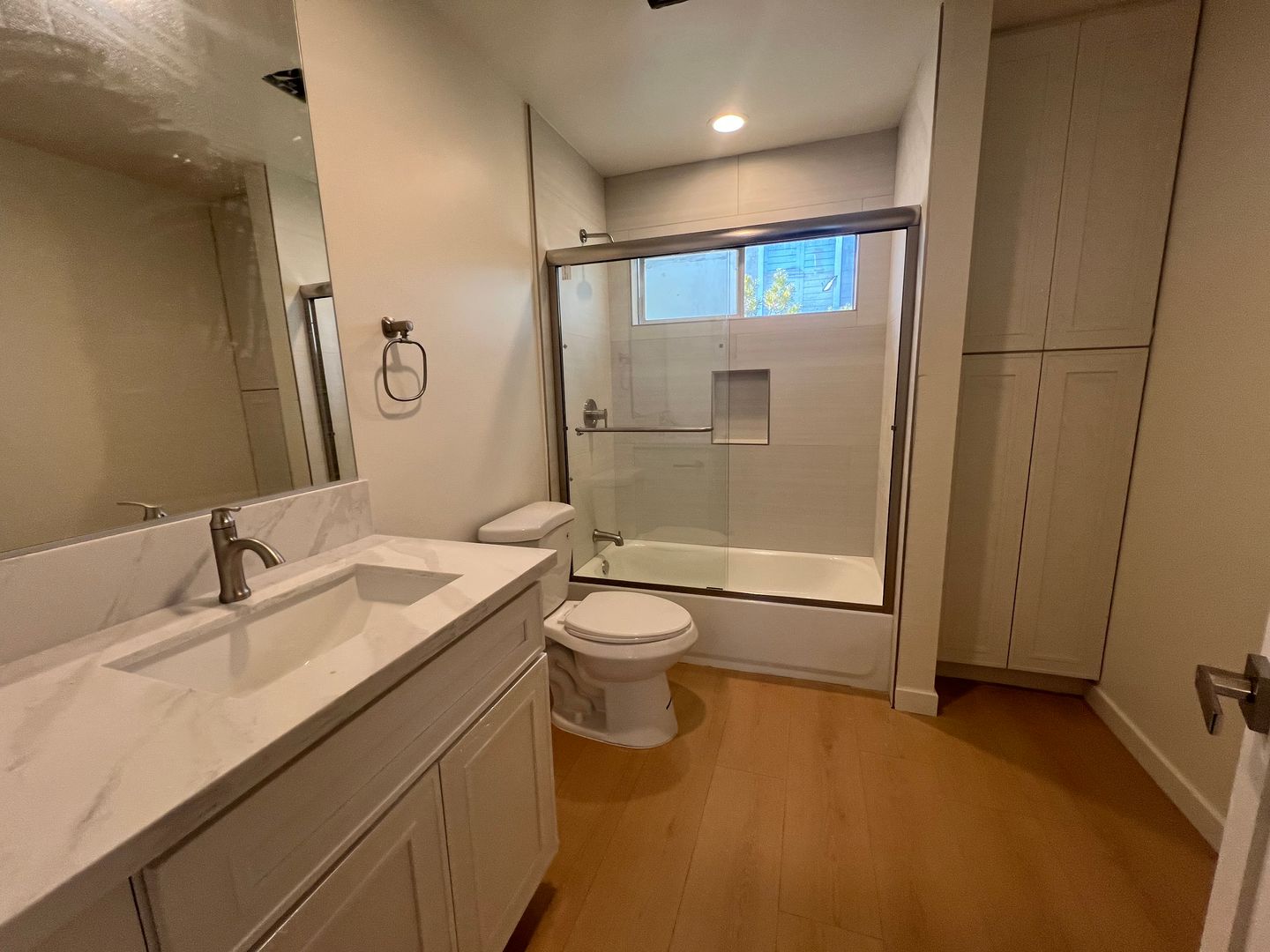 Los Angeles Apartment: 1249 South Westgate ave