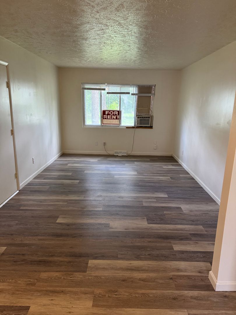 Stow Apartment: 1196 Ritchie Rd