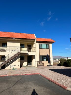 Upstairs Condo with Beautiful Lake View! – photo 1