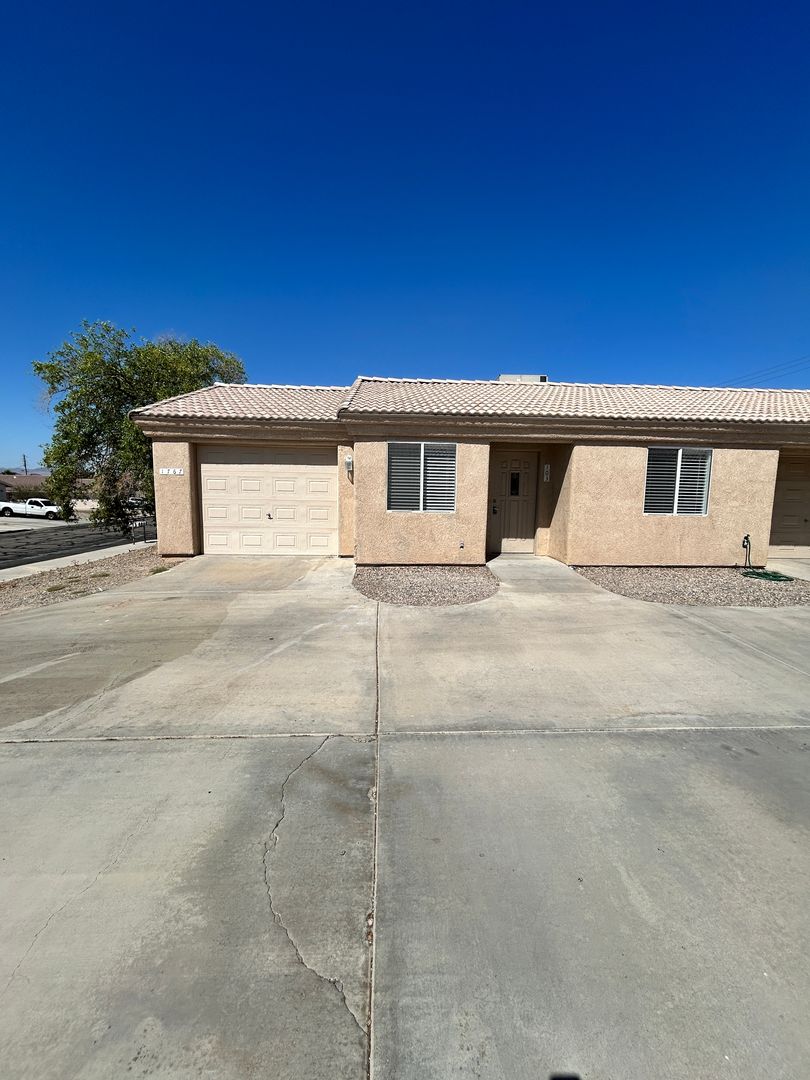 Lake Havasu City Apartment: 1767 Magnolia Dr
