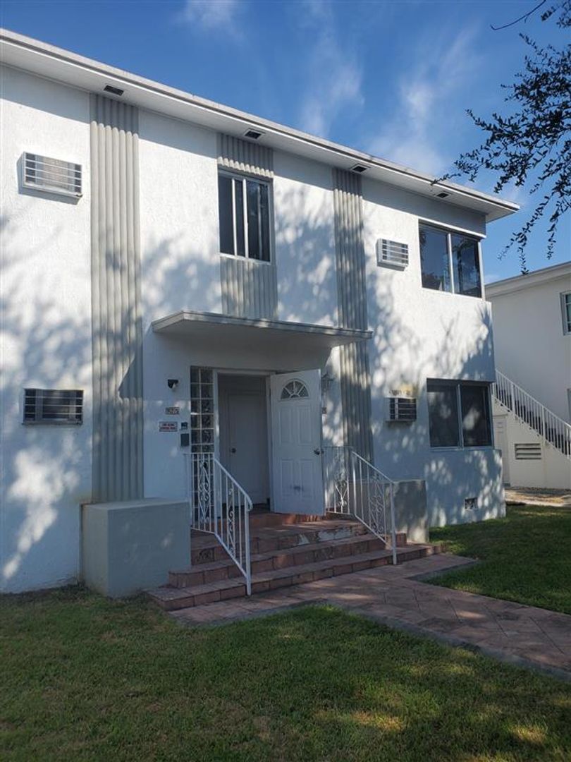Miami Beach Apartment: 965-975 Biarritz Drive