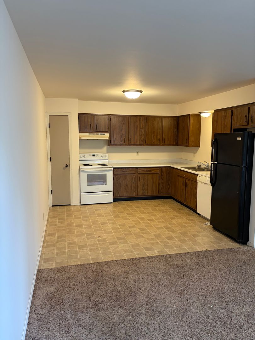 West Bend Apartment: 2037 Woodlawn Ave.