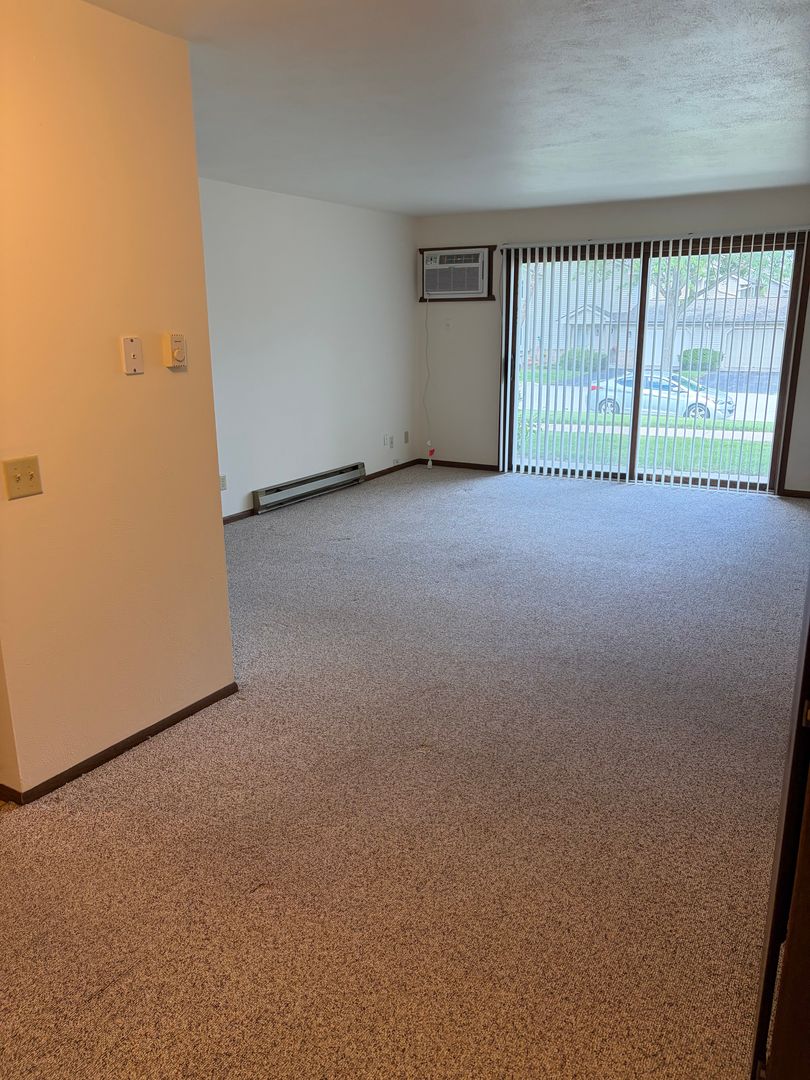 Lake Mills Apartment: 433 Meadowridge Circle