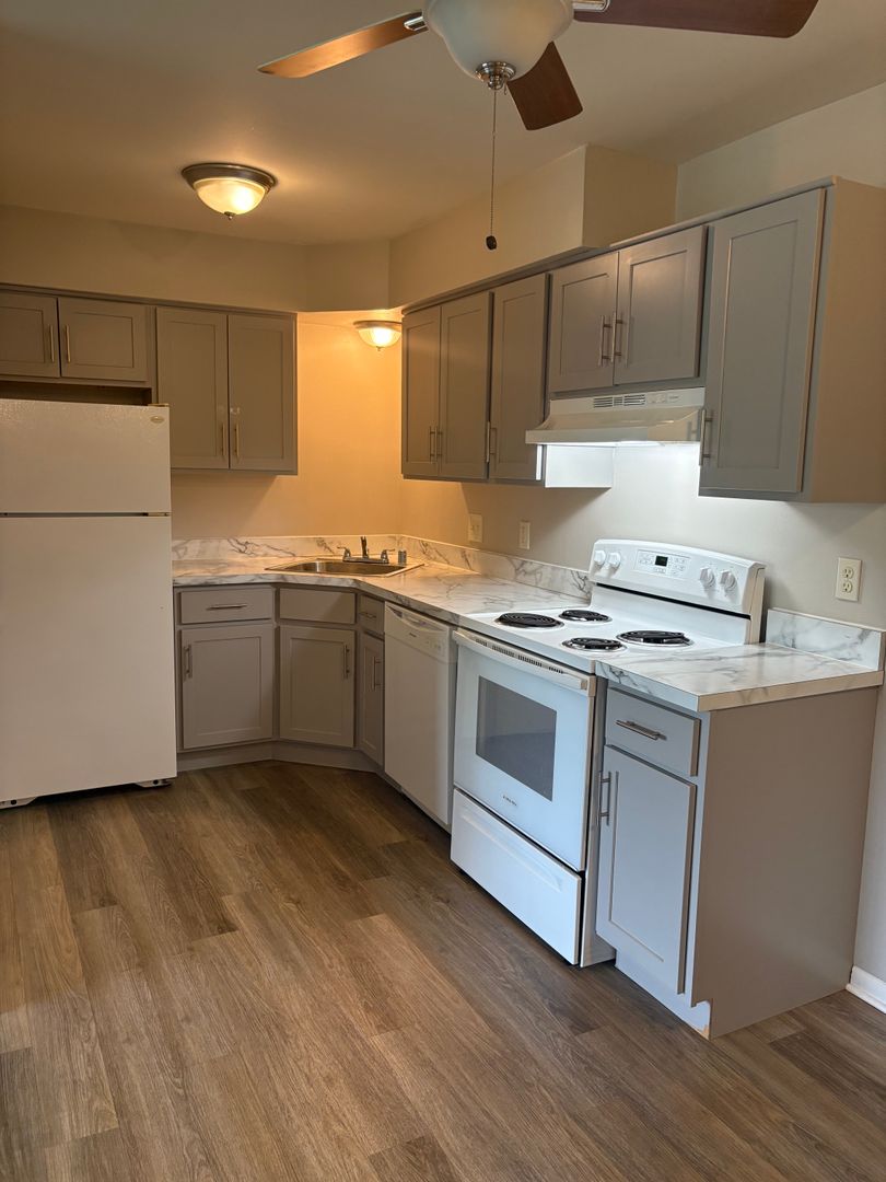 Waukesha Apartment: 1165 White Rock Ave