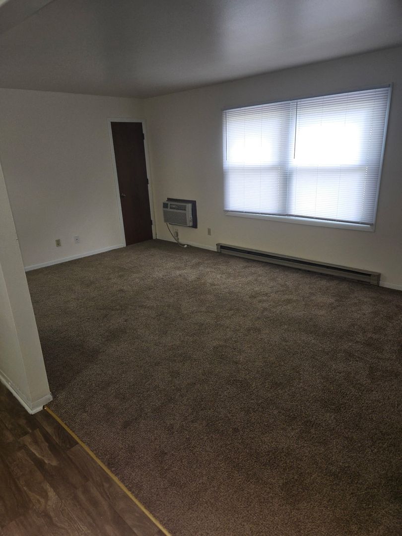 West Bend Apartment: 2024 Greentree Rd.