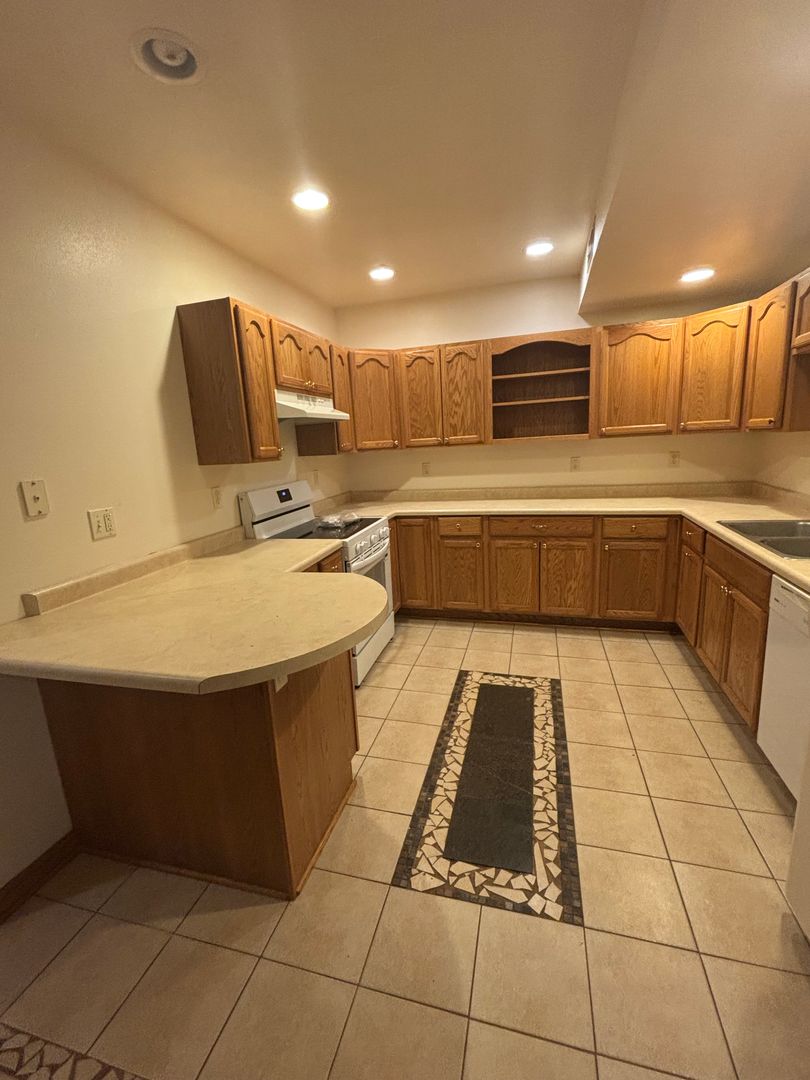 Juneau Apartment: 307 N Main St.