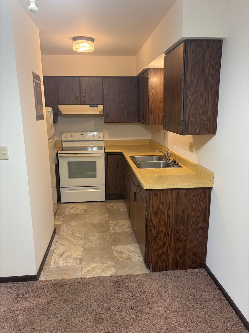 Oakfield Apartment: 152 W Church Street