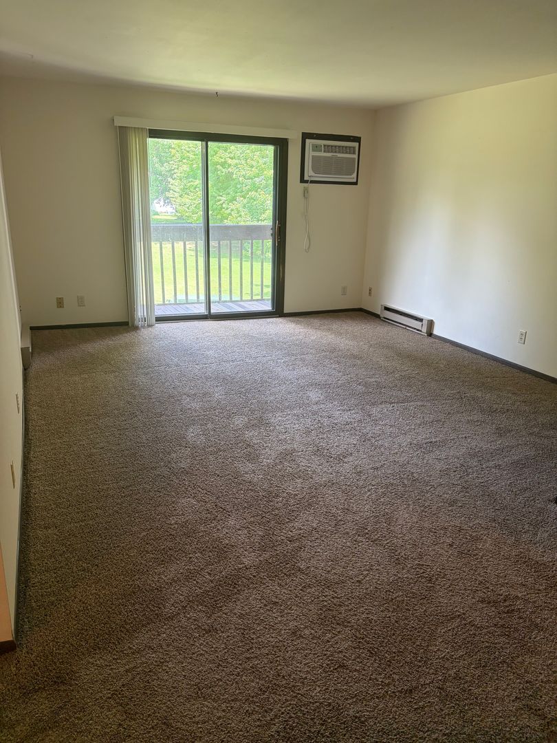 Oakfield Apartment: 154 W Church Street