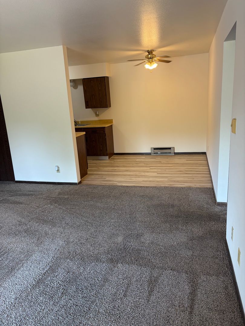 Oakfield Apartment: 154 W Church Street
