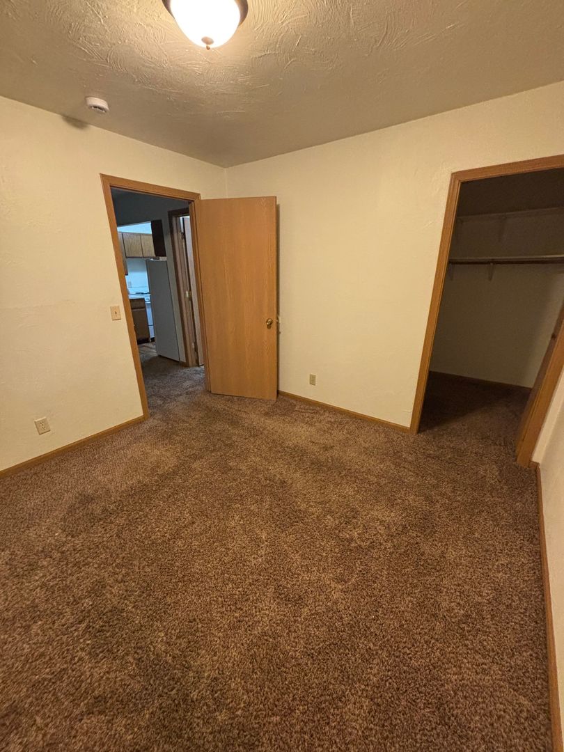 Madison Apartment: 1121 MacArthur Road