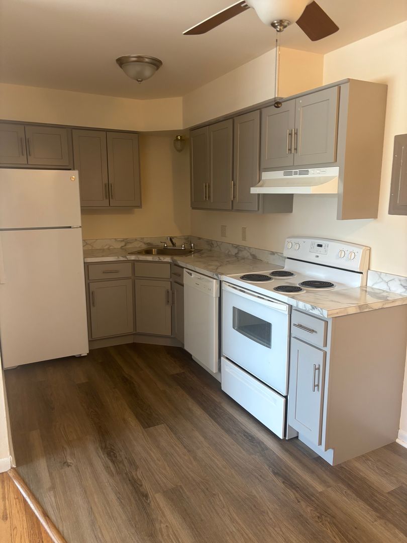 Waukesha Apartment: 1165 White Rock Ave