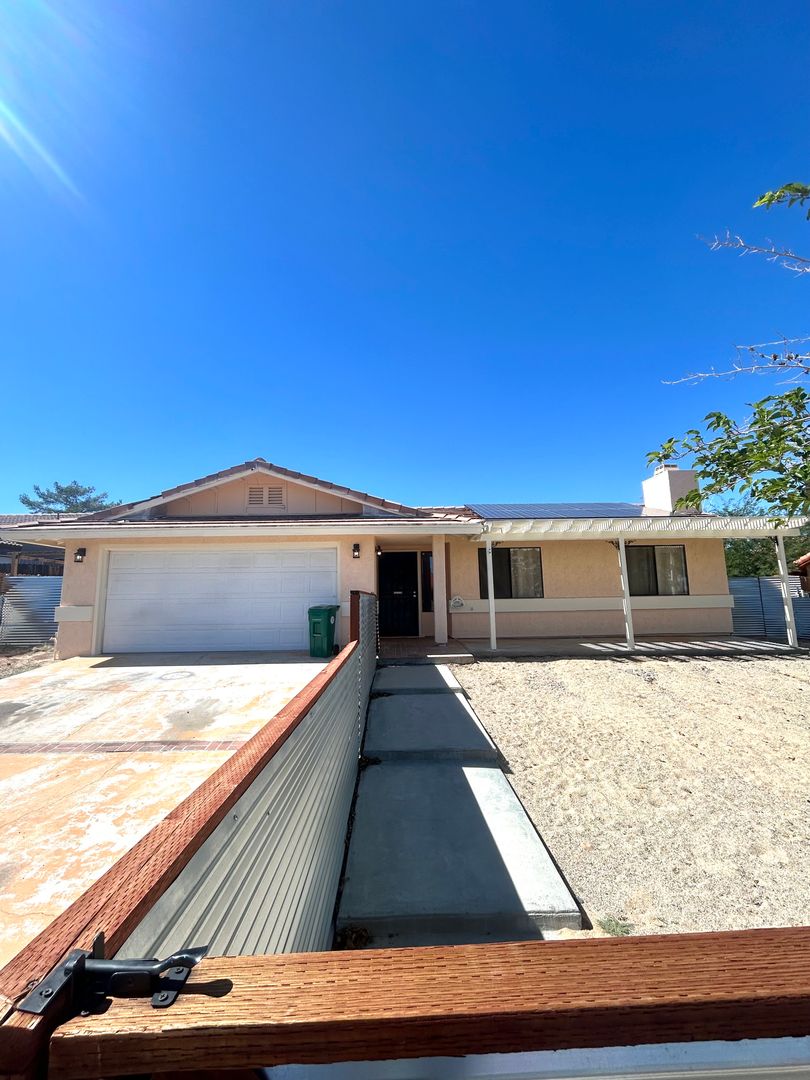 Twentynine Palms House: 5750 Hall Ln