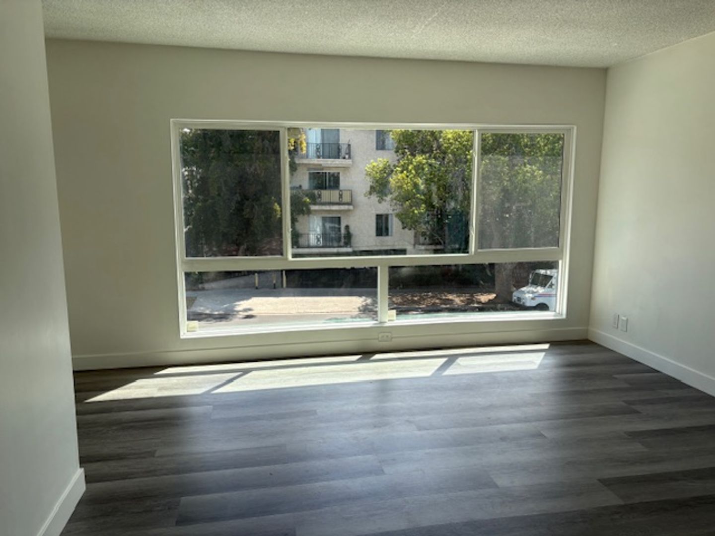 Los Angeles Apartment: 1335 Poinsettia PL