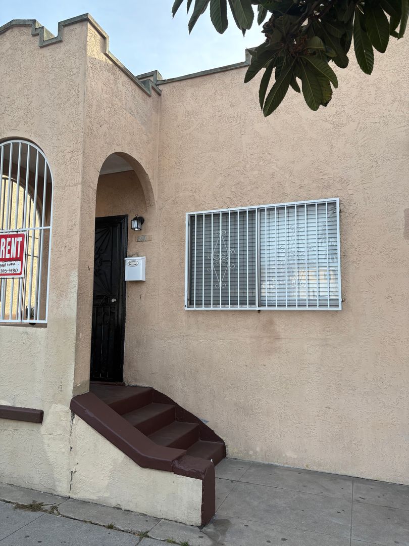 Los Angeles Apartment: 808-812 N Fickett St
