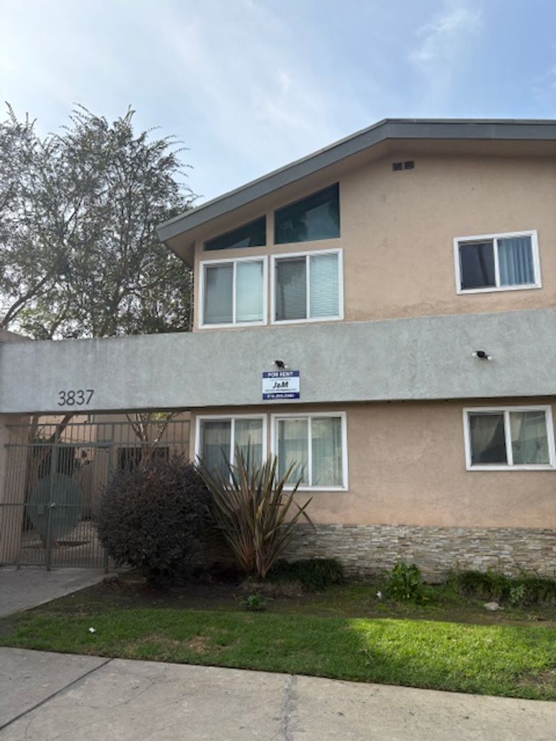 Los Angeles Apartment: 3837 Gibraltar Ave