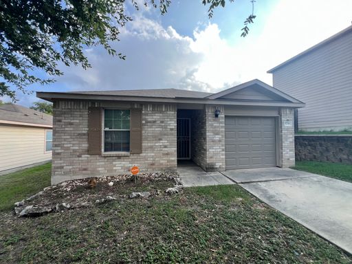 3 Bedroom, 2 Bath near LACKLAND AFB featuring 1233 sq ft living space – photo 1