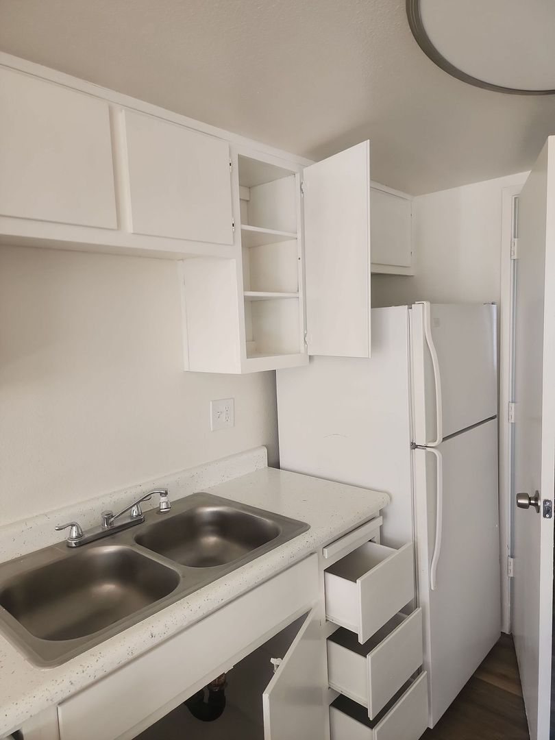 Kerman Apartment: 15121 W C Street