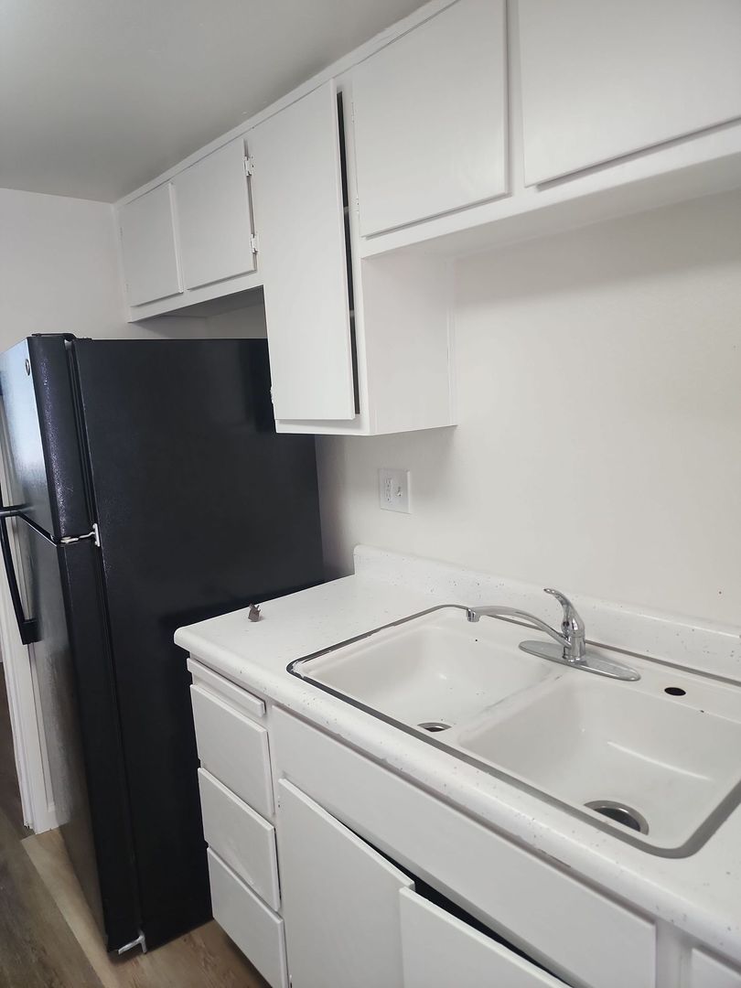 Kerman Apartment: 15121 W C Street