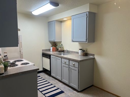 2 Bedroom with 1 Bath On 2nd Floor with Washer & Dryer & Covered Parking – photo 1