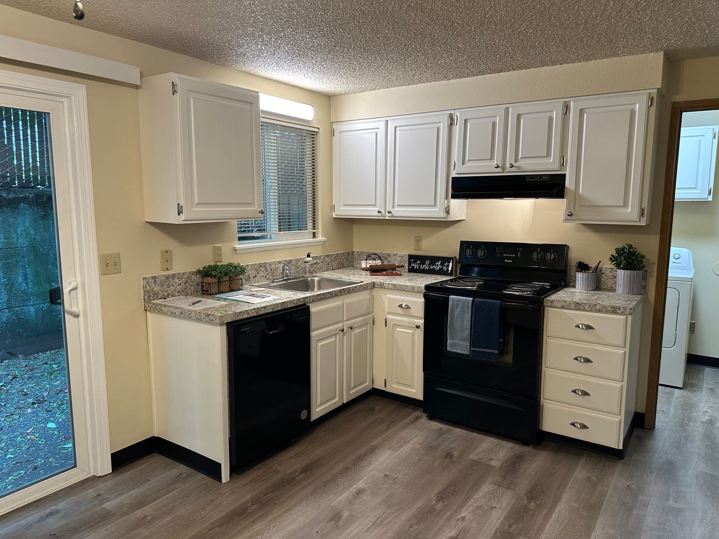 Milwaukie Apartment: 4520 SE Ina Avenue