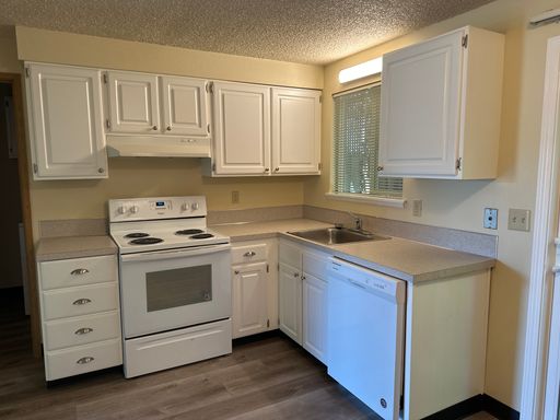 2 Bedroom Townhouse with 1 1/2 Baths and Washer & Dryer – photo 1