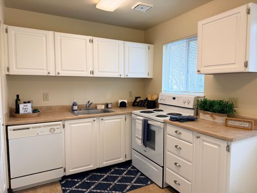 2 Bedroom with 1 Bath on the 2nd Floor – photo 1