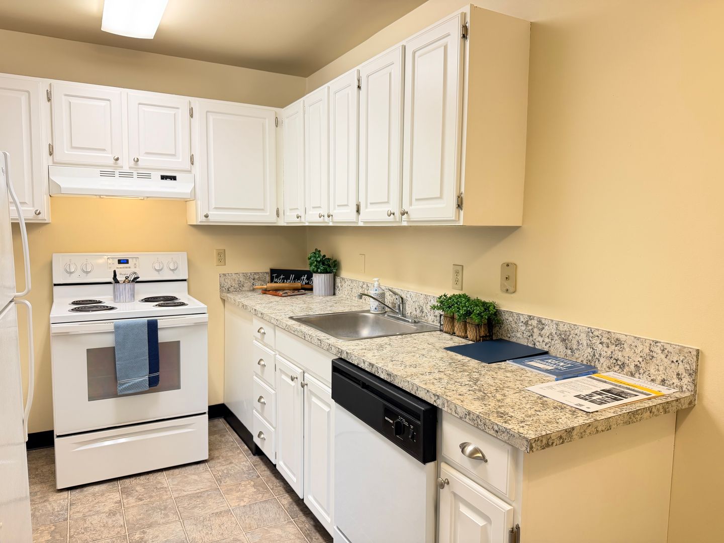 Milwaukie Apartment: 4815 SE Railroad Avenue