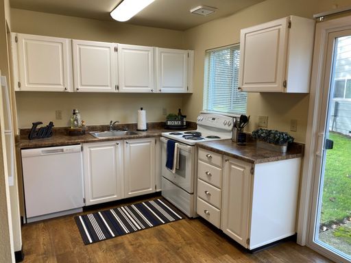 * 2-YEAR RENT GUARANTEE * - 2 Bedroom with 1 Bath on Ground Floor & Assigned Parking – photo 1