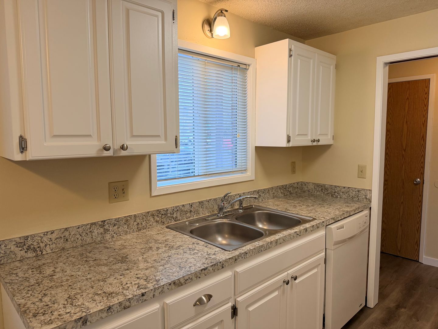 Milwaukie Apartment: 4520 SE Ina Avenue