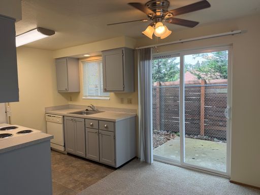2 Bedroom with 1 Bath on the Ground Floor with Washer & Dryer, Covered Parking & Patio – photo 1