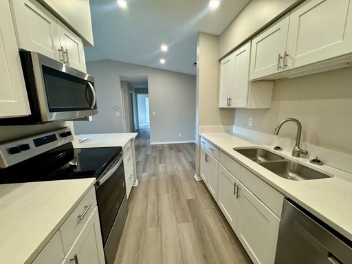 Spacious 2-Bedroom, 2-Bathroom with Vaulted Ceilings at Oak Brook Park! – photo 1