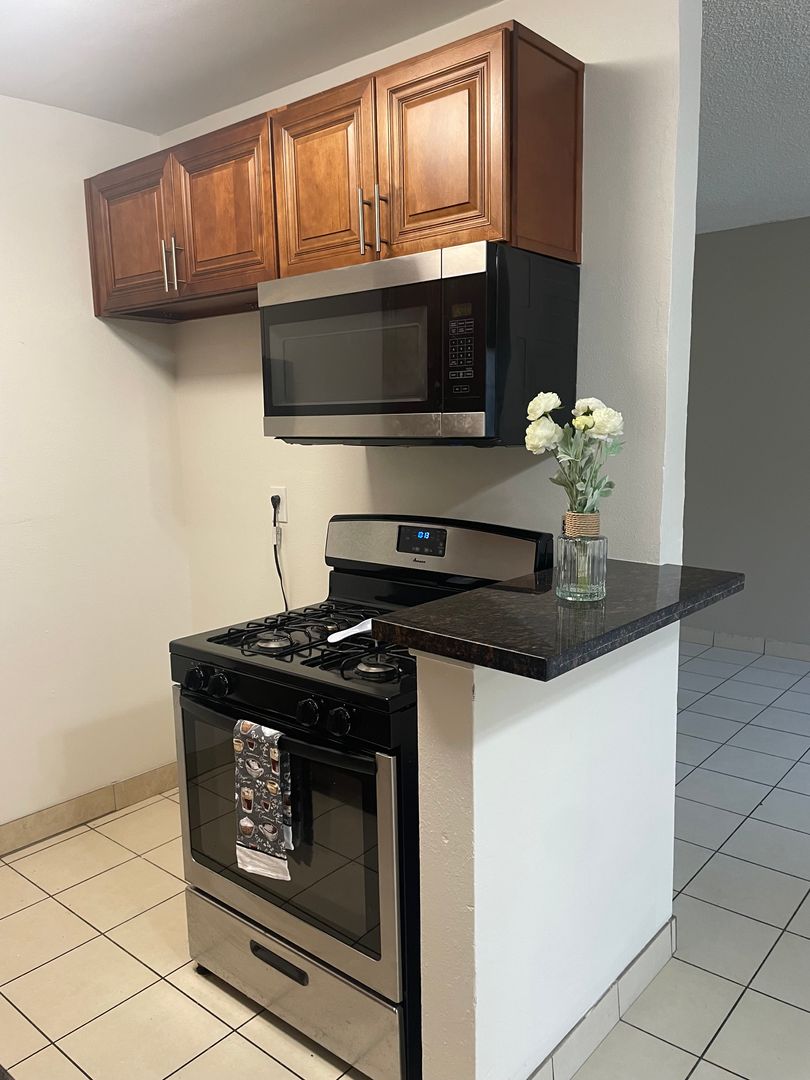 Beautiful 1 Bedroom Apartment In Anaheim-Downstairs unit 3 of 12