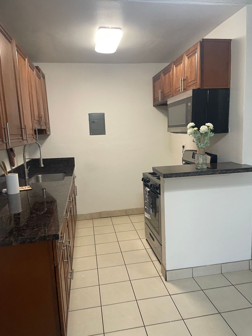 Anaheim Apartment: 525 & 533 S. East St.