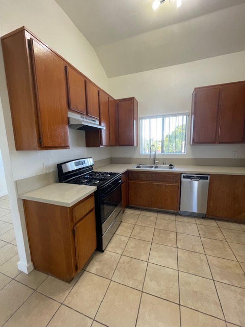 Long Beach Apartment: 1015 E. 5th St.