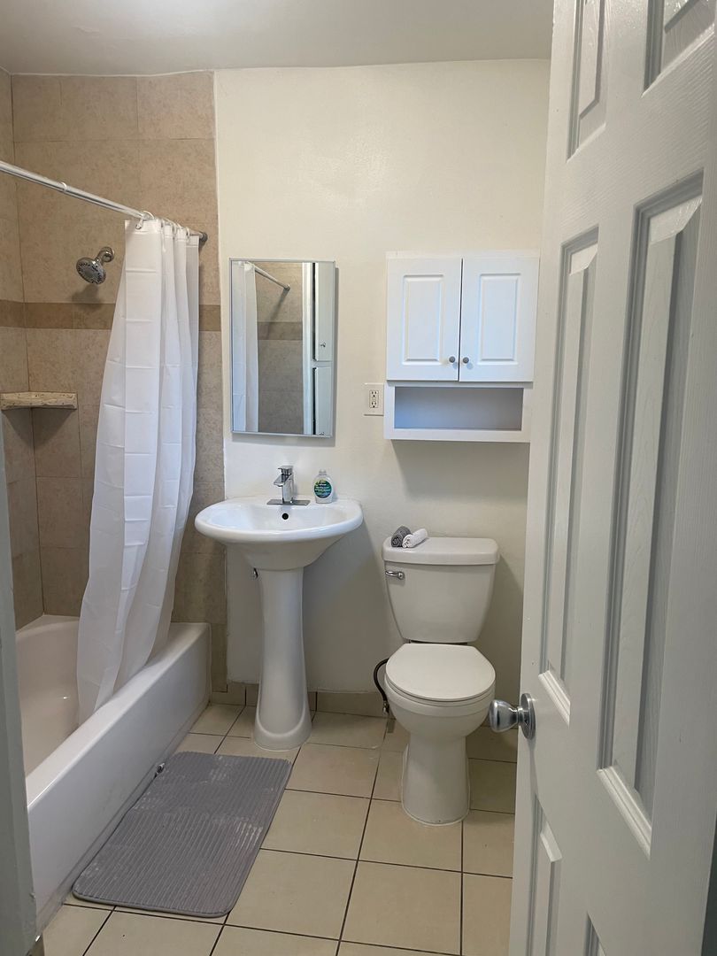 Beautiful 1 Bedroom Apartment In Anaheim-Downstairs unit 8 of 12