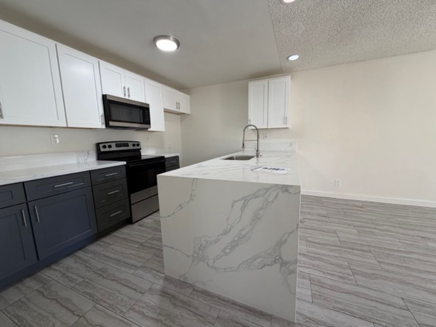 Orange Apartment: 1541 E. Quincy Ave. #C-04