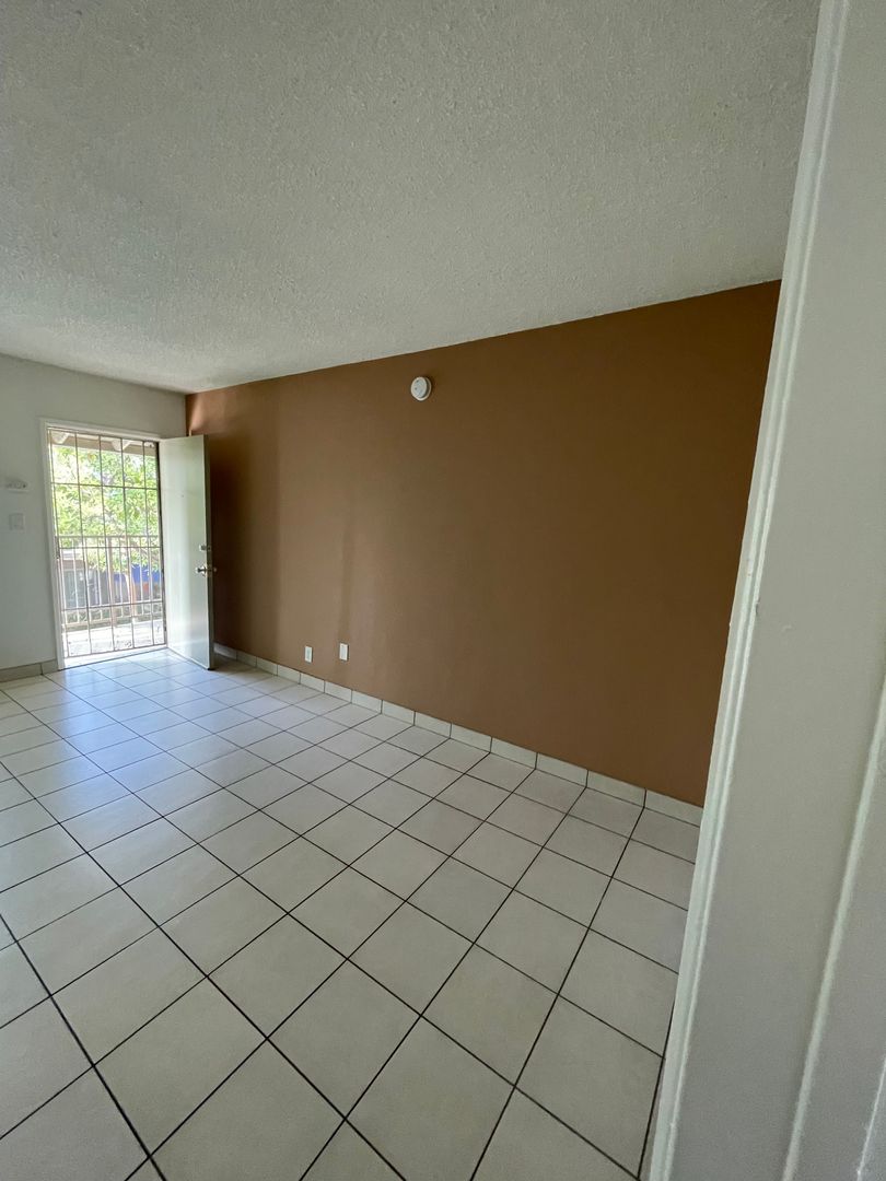 Anaheim Apartment: 525 & 533 S. East St.