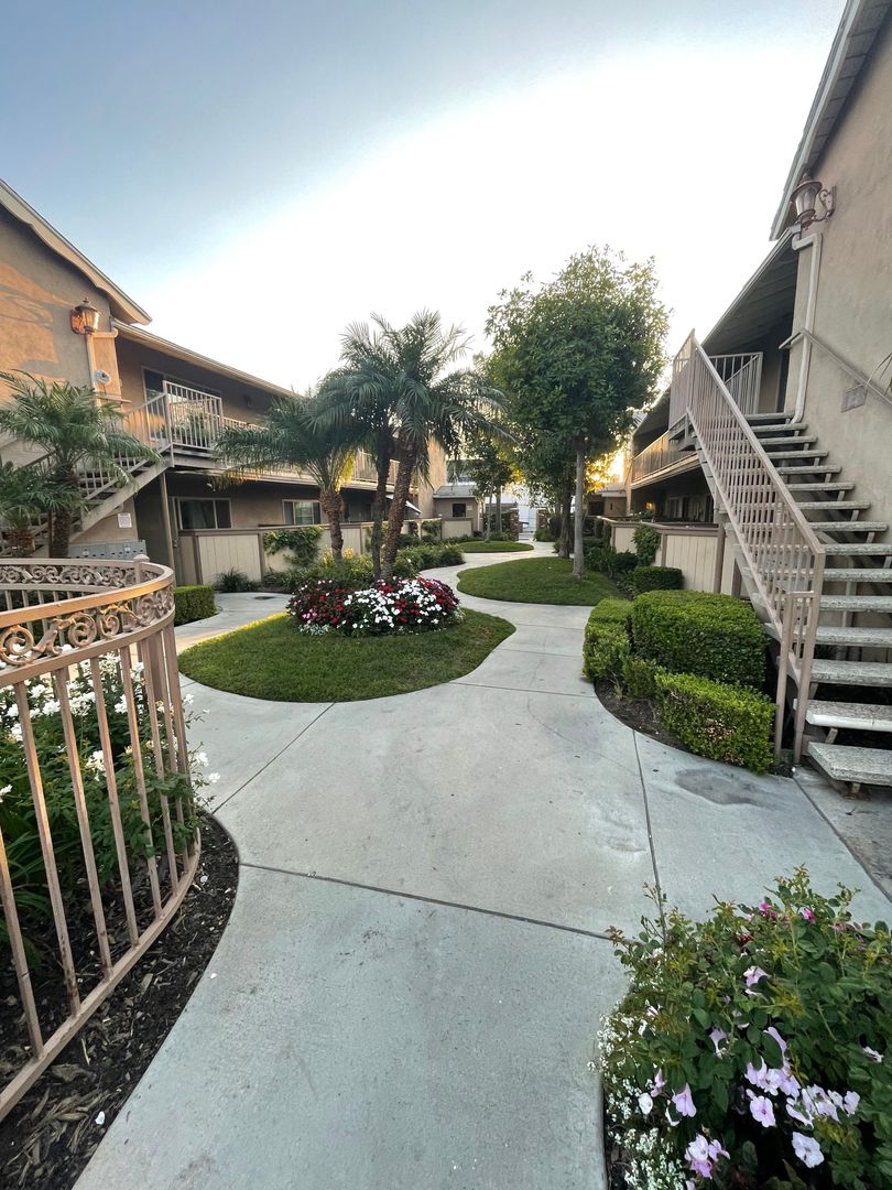 Anaheim Apartment: 537 & 543 S. East St.