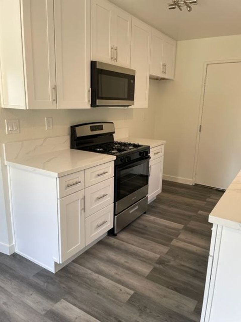 Long Beach Apartment: 2822 E. 70th Street