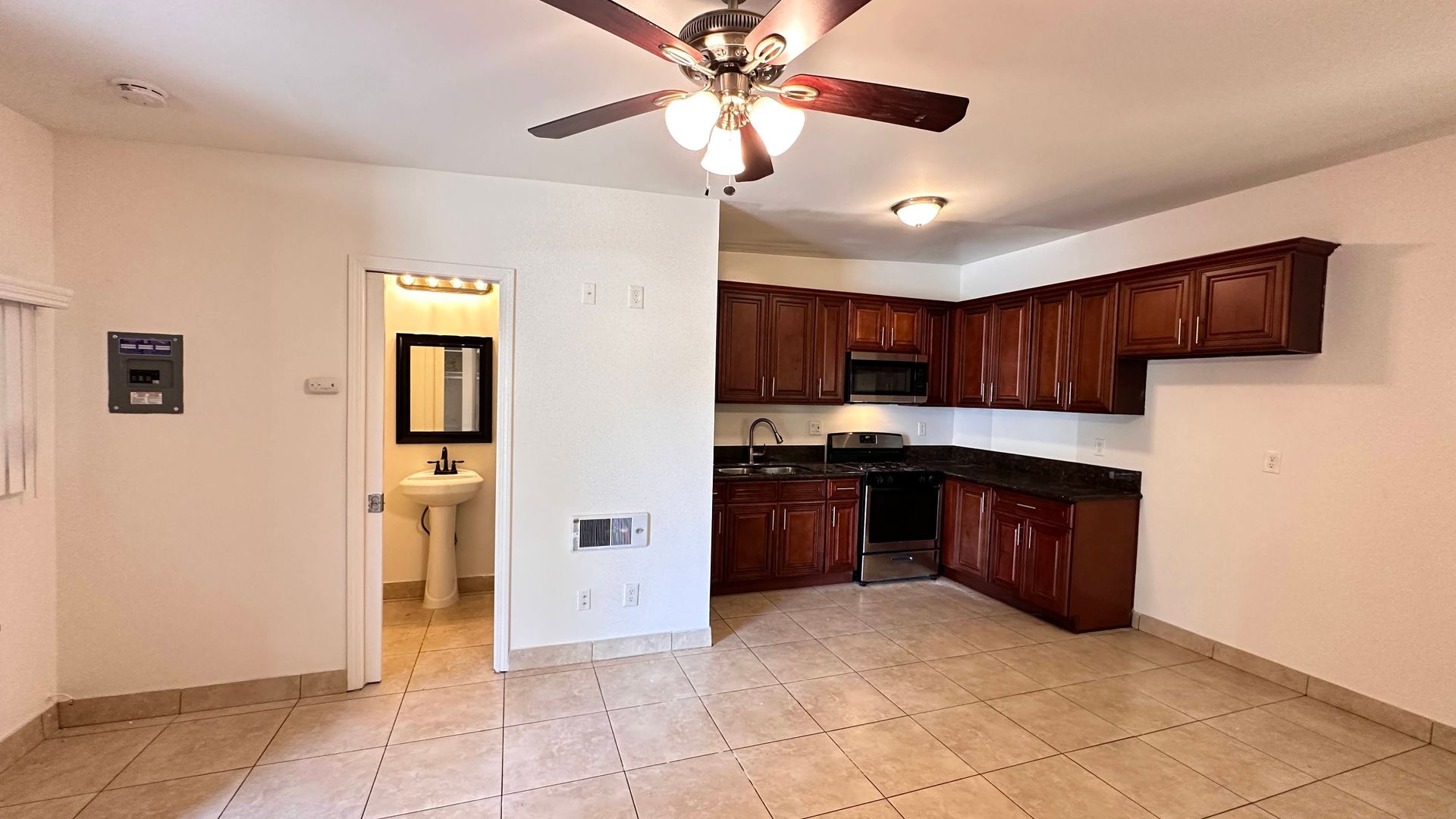 Santa Ana Apartment: 322-324 S. Lyon St. & 1607 E. Chestnut Ave.