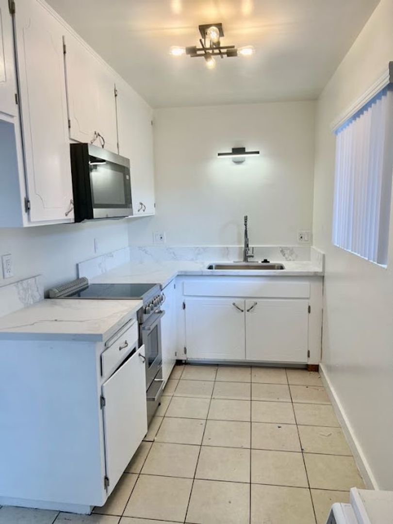 Santa Ana Apartment: 315 E. Washington Ave.