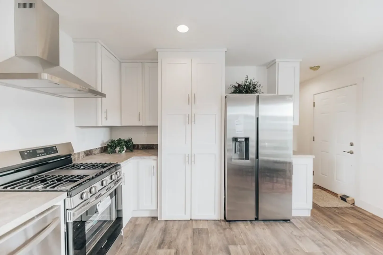 Jamestown Apartment: 404 18th St SW