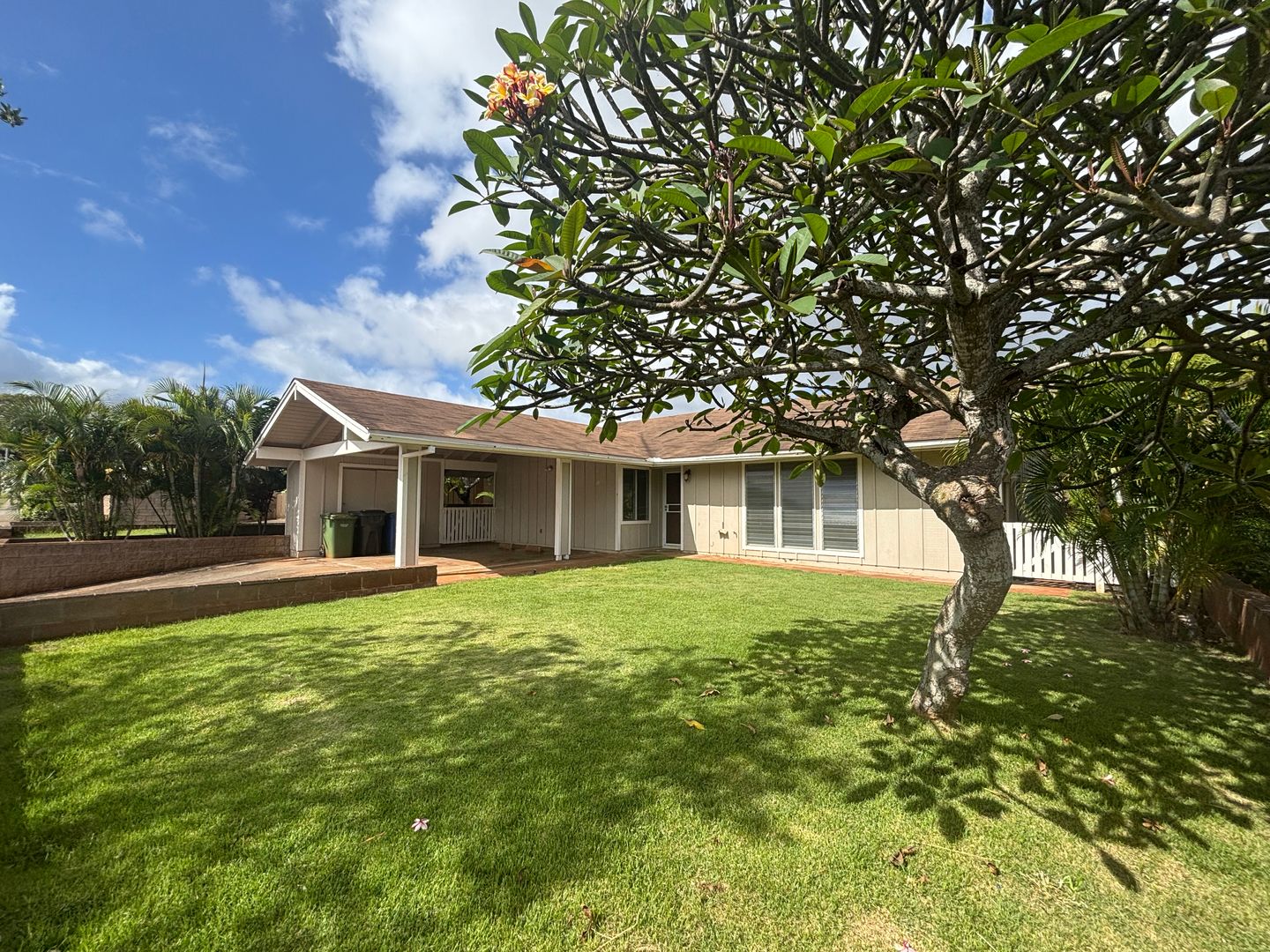 Mililani House: 94-418 Kauopua St