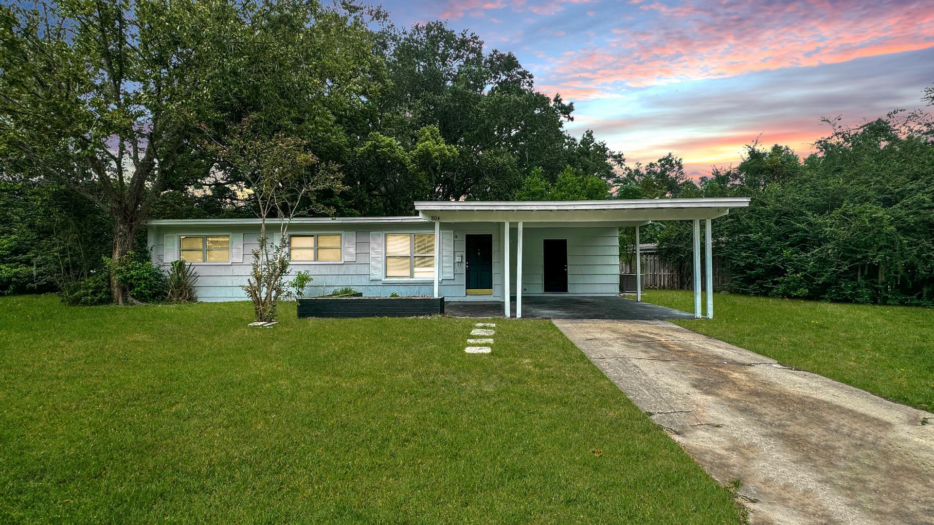 Jacksoville House: 804 La Marche Drive