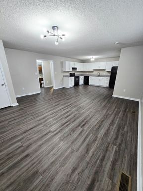 Beautiful 2BR with Vaulted Ceilings and Granite!'s Image