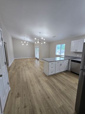 Beautiful 2br with Vaulted Ceilings!'s Image