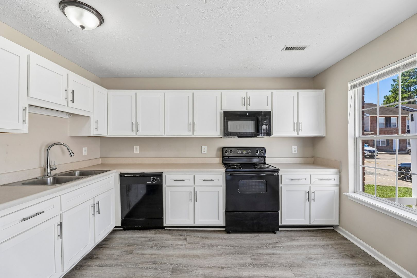 Clarksville Apartment: 550 New south Drive